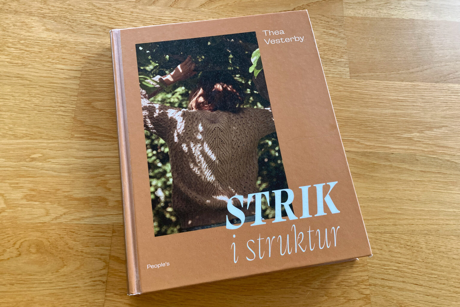 Strik i struktur af Thea Vesterby